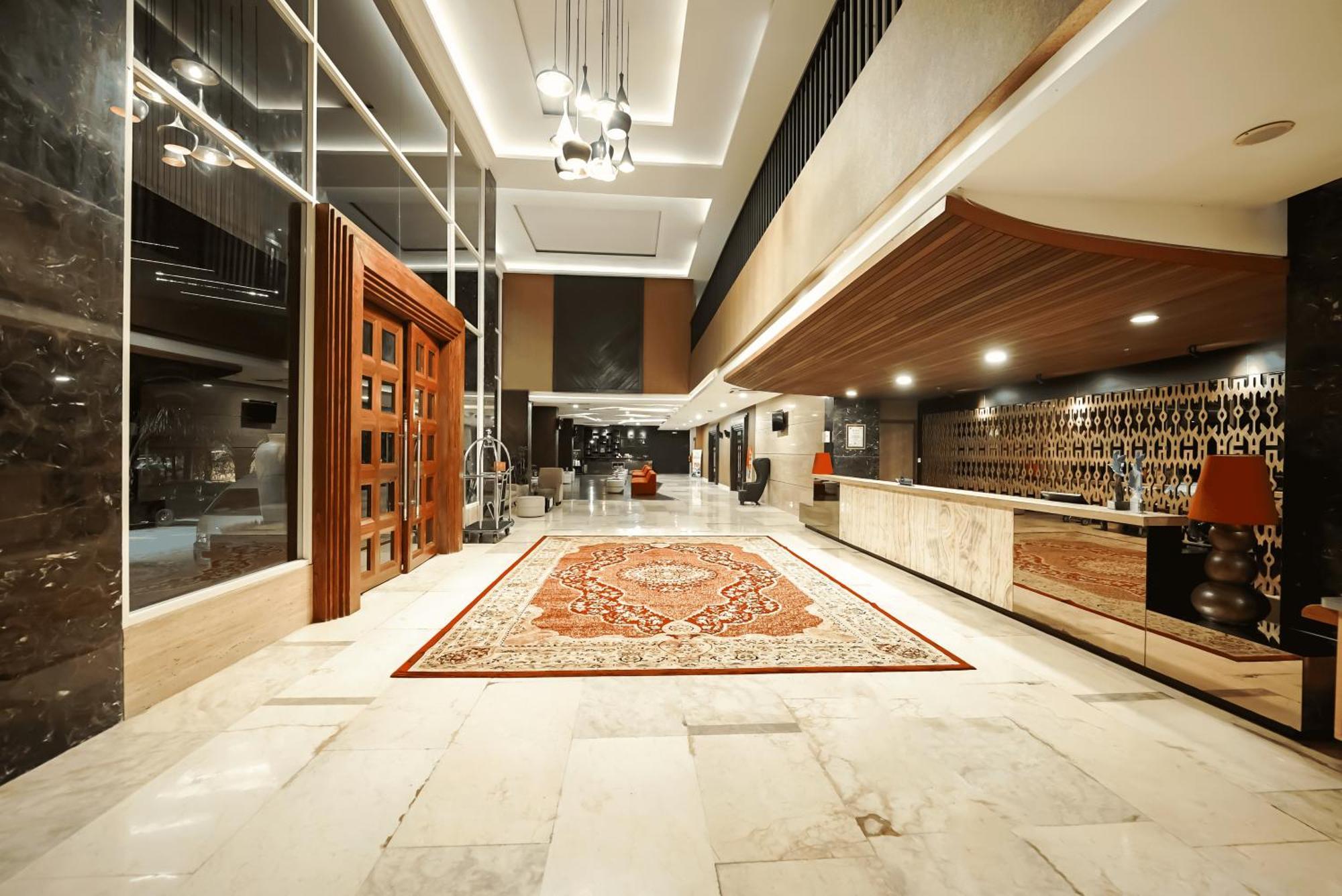 Grand Tjokro Hotel Balikpapan Buitenkant foto